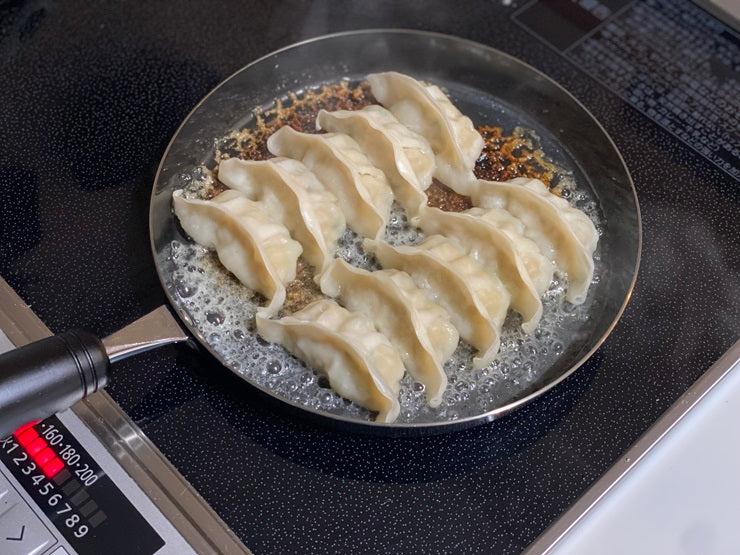 bws SELECTION 目玉焼きがおいしく焼ける 鉄のフライパン ガラス蓋付き ビーワース セレクション IH対応 ガス火 幅20cm 奥行38.4cm 高さ7cm 日本製 燕三条 国産 浅型 鉄 フライパン 玉子焼き 鉄フライパン キッチン スリム 鉄分補給