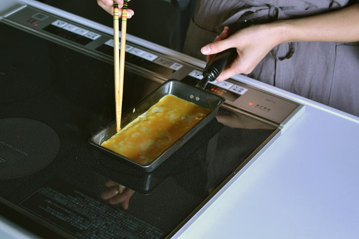 bws SELECTION 卵1個で!鉄の玉子焼き器 ビーワース セレクション IH対応 ガス火 幅10.4cm 奥行38cm 高さ7.5cm 日本製 燕三条 国産 鉄 フライパン 玉子焼き 卵焼き 鉄フライパン キッチン スリム 鉄分補給