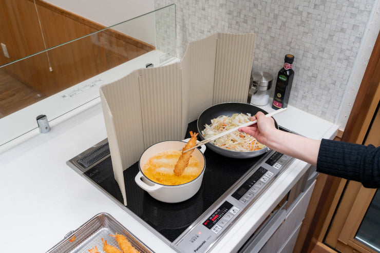 bws SELECTION すっきり暮らす油はねガード ビーワース セレクション パネル6枚タイプ IH専用 食洗器対応 幅72.5cm 奥行1cm 高さ30.6cm 日本製 燕三条 国産 レンジガード 折りたたみ 2面 3面 油よけ 油汚れ防止 スリム キッチン