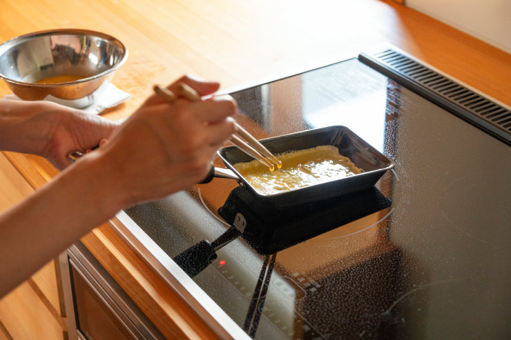 bws SELECTION 卵1個で!鉄の玉子焼き器 コンパクト ビーワース セレクション IH対応 ガス火 幅10.4cm 奥行34cm 高さ7.5cm 日本製 燕三条 国産 鉄 フライパン 玉子焼き 卵焼き 鉄フライパン キッチン スリム 鉄分補給