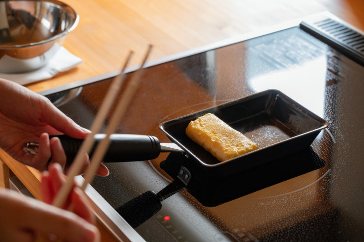 bws SELECTION 卵1個で!鉄の玉子焼き器 コンパクト ビーワース セレクション IH対応 ガス火 幅10.4cm 奥行34cm 高さ7.5cm 日本製 燕三条 国産 鉄 フライパン 玉子焼き 卵焼き 鉄フライパン キッチン スリム 鉄分補給
