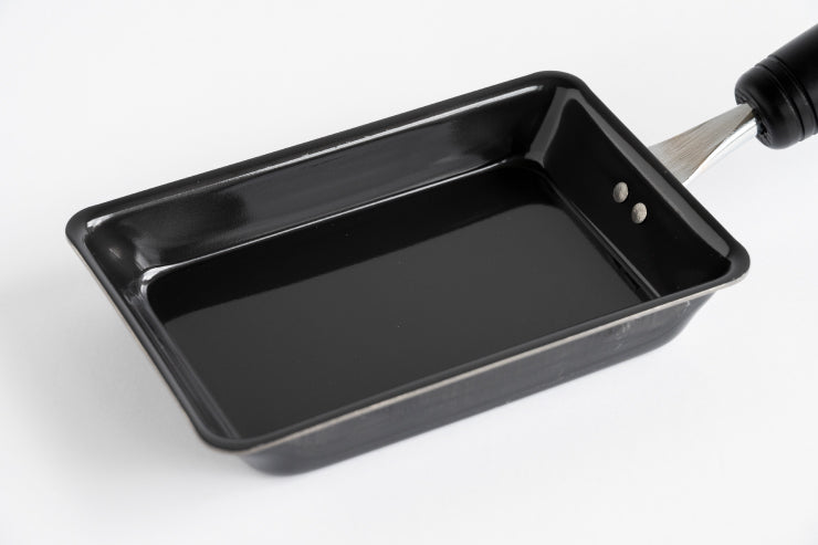 bws SELECTION 卵1個で!鉄の玉子焼き器 コンパクト ビーワース セレクション IH対応 ガス火 幅10.4cm 奥行34cm 高さ7.5cm 日本製 燕三条 国産 鉄 フライパン 玉子焼き 卵焼き 鉄フライパン キッチン スリム 鉄分補給