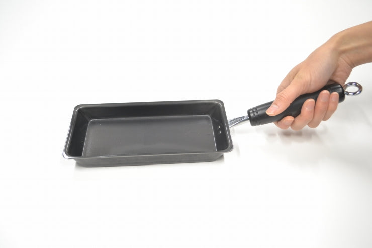 bws SELECTION 卵1個で!鉄の玉子焼き器 ビーワース セレクション IH対応 ガス火 幅10.4cm 奥行38cm 高さ7.5cm 日本製 燕三条 国産 鉄 フライパン 玉子焼き 卵焼き 鉄フライパン キッチン スリム 鉄分補給