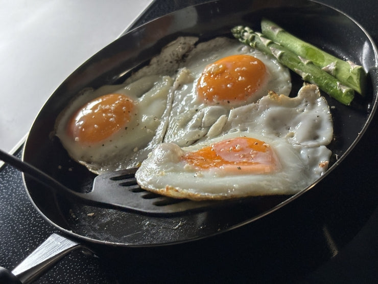 bws SELECTION 目玉焼きがおいしく焼ける 鉄のフライパン ガラス蓋付き ビーワース セレクション IH対応 ガス火 幅20cm 奥行38.4cm 高さ7cm 日本製 燕三条 国産 浅型 鉄 フライパン 玉子焼き 鉄フライパン キッチン スリム 鉄分補給