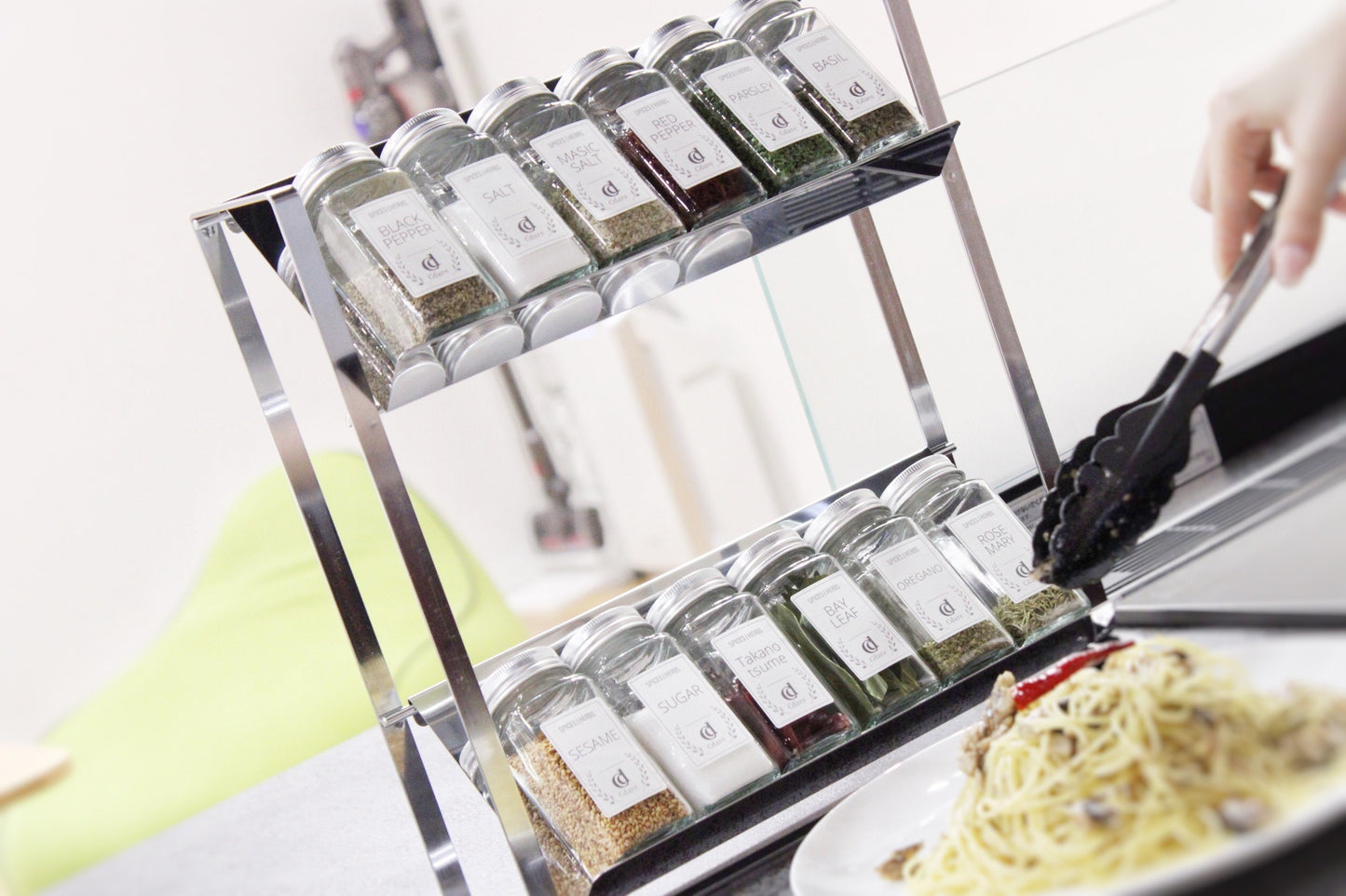 Cdare スパイスラックに整理されたスパイスボトルとパスタを含むキッチンシーン