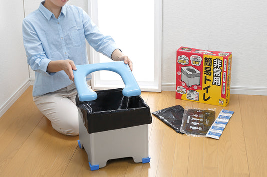非常用簡易トイレ R-39 幅30cm 奥行き31cm 高さ32cm 日本製 国産 凝固剤付属 汚物袋付属 便座付き 脚キャップ付属 簡易ポンチョ付属 目隠し付き 防災グッズ 備蓄 ポータブル 携帯用 簡易トイレ 災害対策 震災 断水 地震 アウトドア ドライブ 釣り 非常用 スリム コンパクト