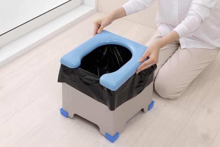 非常用簡易トイレ R-39 幅30cm 奥行き31cm 高さ32cm 日本製 国産 凝固剤付属 汚物袋付属 便座付き 脚キャップ付属 簡易ポンチョ付属 目隠し付き 防災グッズ 備蓄 ポータブル 携帯用 簡易トイレ 災害対策 震災 断水 地震 アウトドア ドライブ 釣り 非常用 スリム コンパクト