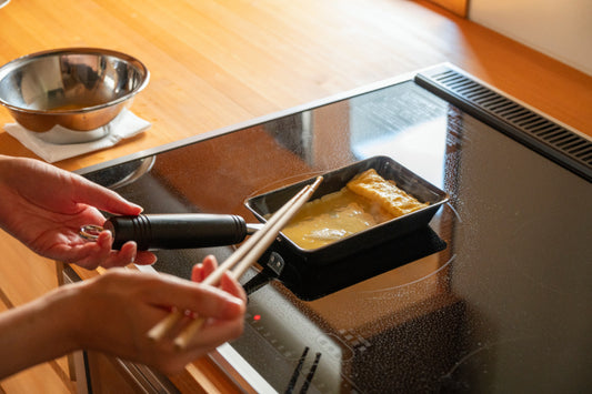 bws SELECTION 卵1個で！鉄の玉子焼き器 コンパクト ビーワース セレクション IH対応 ガス火 幅10.4cm 奥行34cm 高さ7.5cm 日本製 燕三条 国産 鉄 フライパン 玉子焼き 卵焼き 鉄フライパン キッチン スリム &nbsp;鉄分補給